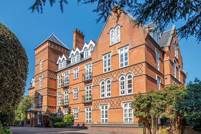 2 Bedroom Apartment For Sale In Virginia Park, Virginia Water, GU25