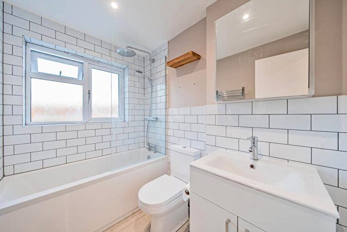 2 Bedroom Flat To Rent In Sterling Gardens, New Cross, London, SE14