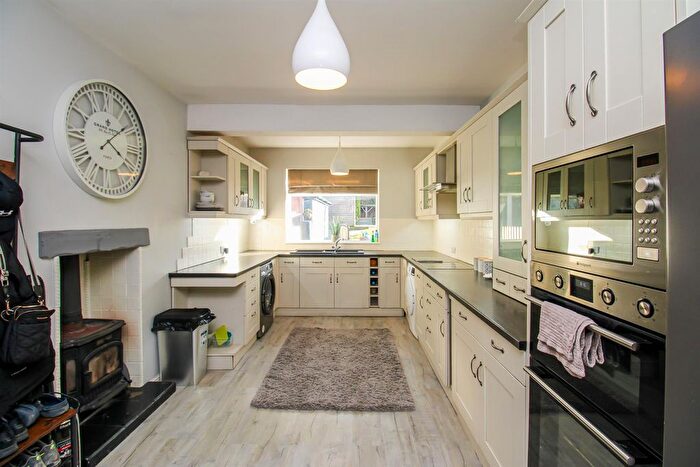 2 Bedroom Detached Bungalow For Sale In Holywell Lane, Castleford, WF10