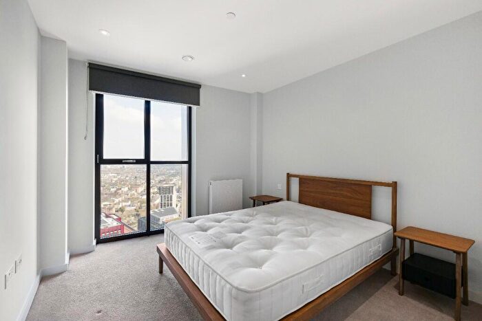 3 Bedroom Flat To Rent In Long Lane, London, SE1