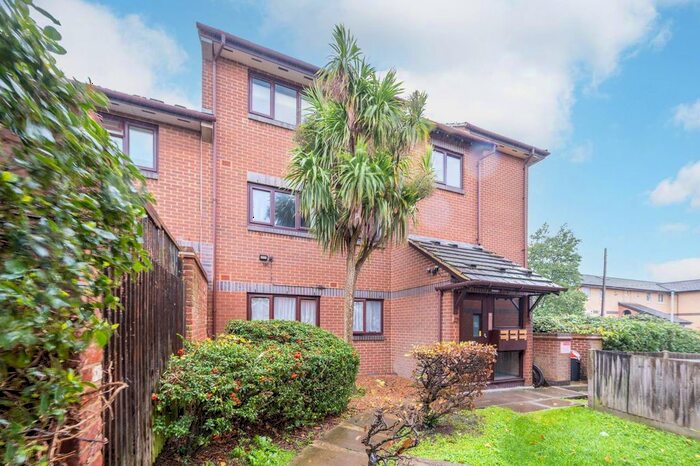 2 Bedroom Flat To Rent In St Benedict's Close, Furzedown, London, SW17