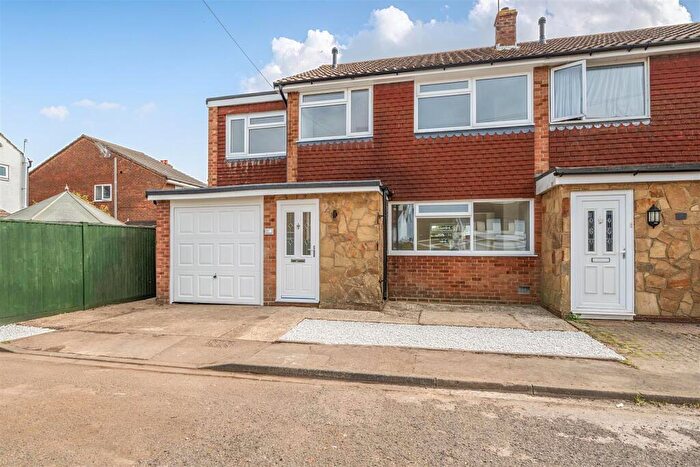 3 Bedroom End Of Terrace House For Sale In May Close, Bognor Regis, PO22