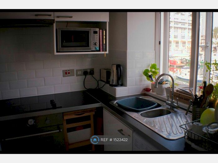Studio To Rent In Transom Close, London, SE16