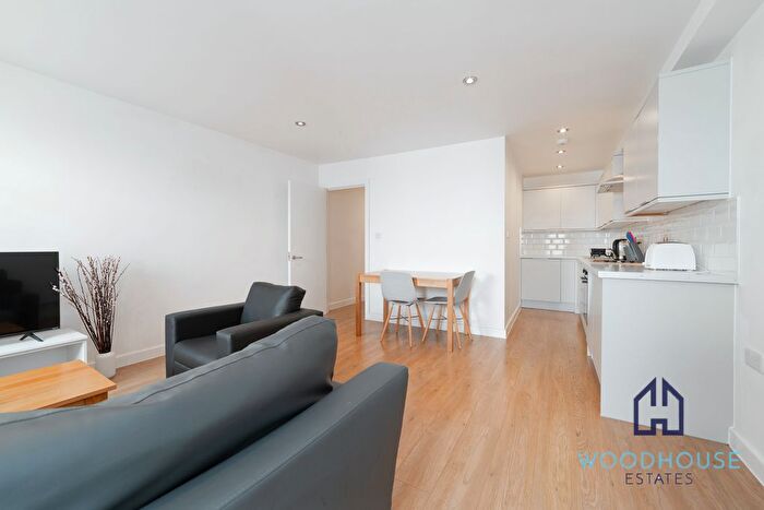 2 Bedroom Flat To Rent In Roman Road, London, E2