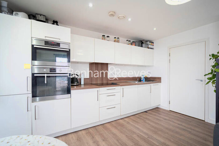2 Bedroom Apartment To Rent In Booth Road, Canary Wharf, E16