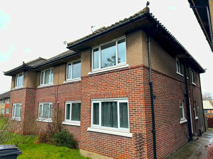 2 Bedroom Flat To Rent In Surbiton Hill Park, Surbiton, KT5