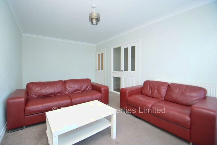2 Bedroom Flat To Rent In Foxhill Court, Weetwood, Leeds, LS16