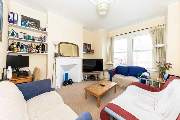 3 Bedroom Flat To Rent In Stapleton Road, London, SW17