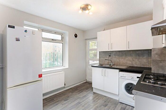 3 Bedroom Flat To Rent In Clapham Road Estate, London, SW4