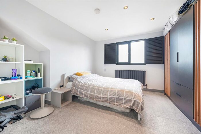 3 Bedroom Flat For Sale In Maple Road, Penge, London, SE20