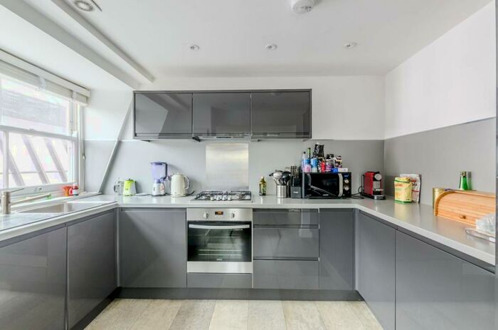 3 Bedroom Flat To Rent In Berry Street, Clerkenwell, London, EC1V