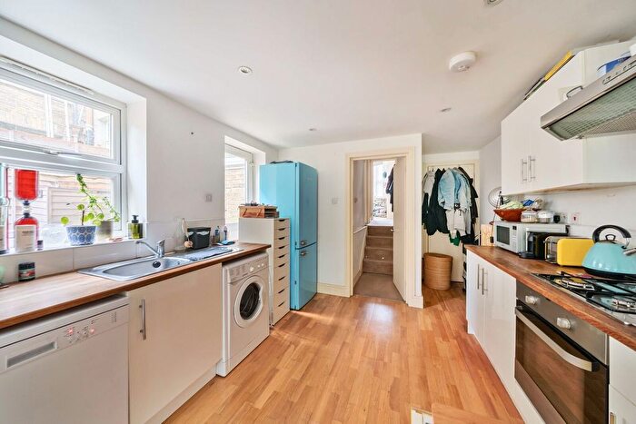 2 Bedroom Flat To Rent In Marsden Road, East Dulwich, London, SE15
