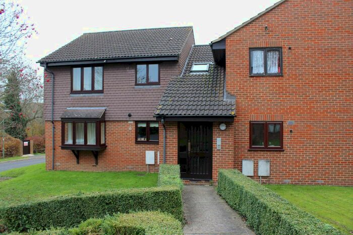 1 Bedroom Flat To Rent In Barnwood Close, Guildford, GU2