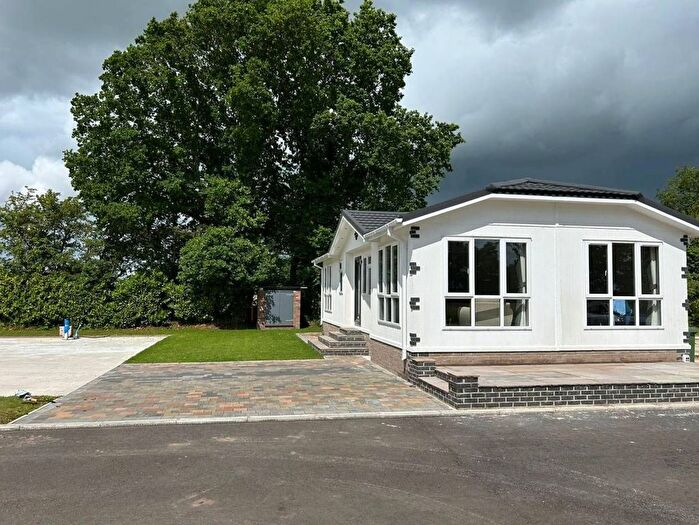 2 Bedroom Mobile/park Home For Sale In York Road, Elvington, York, YO41
