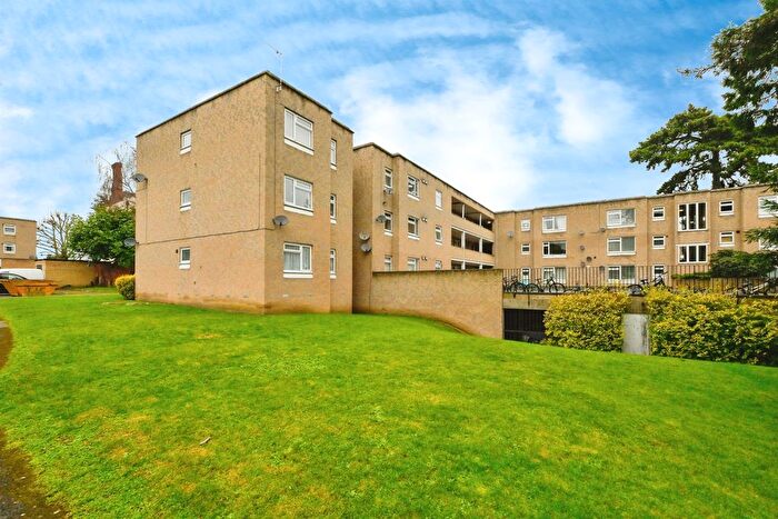 2 Bedroom Flat For Sale In Rawdon Drive, Hoddesdon, EN11