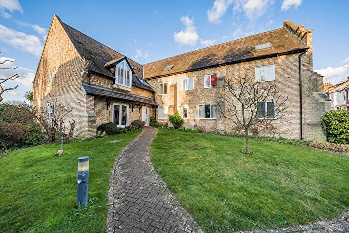 2 Bedroom Flat For Sale In Clearwater House, Richmond, TW10