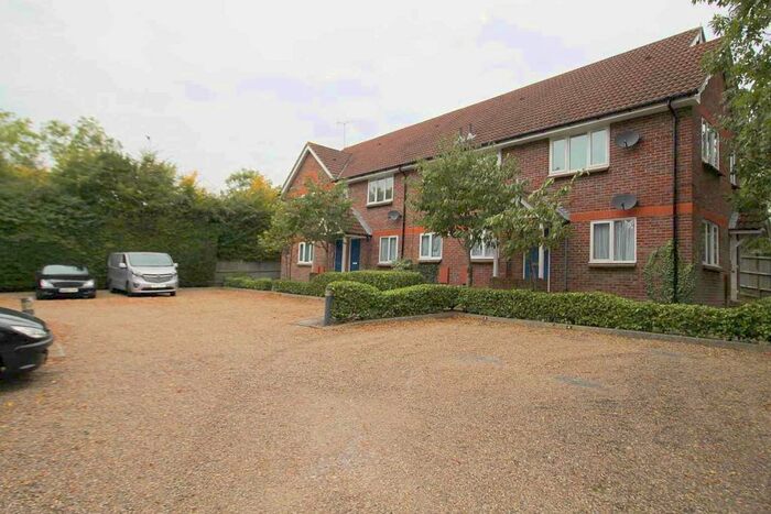 1 Bedroom Flat To Rent In Old Horsham Road, Southgate, RH11