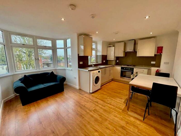3 Bedroom Apartment To Rent In Lynwood Road, Ealing, W5