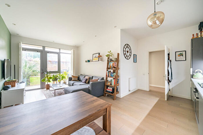 2 Bedroom Flat For Sale In Chatfield Road, London, SW11