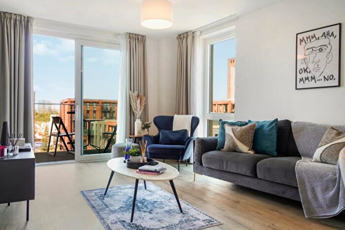 3 Bedroom Apartment To Rent In Hearth, M5