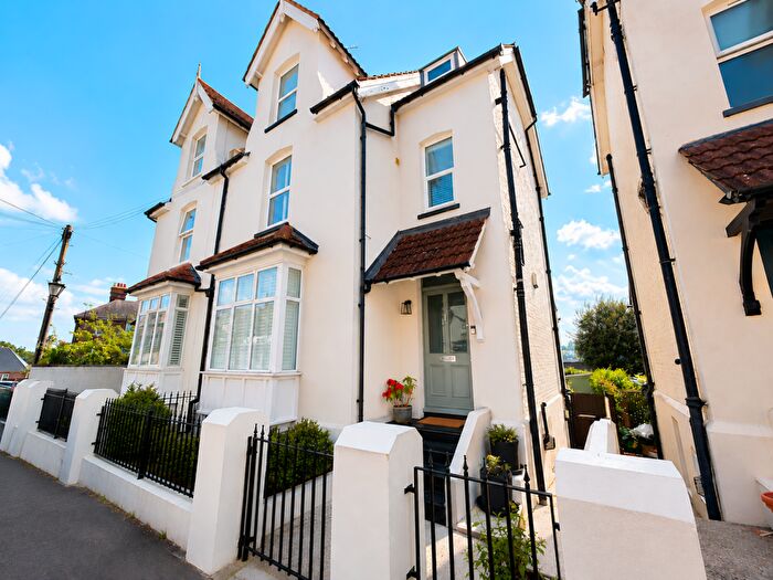 4 Bedroom Semi-Detached House For Sale In The Close, Rochester, ME1