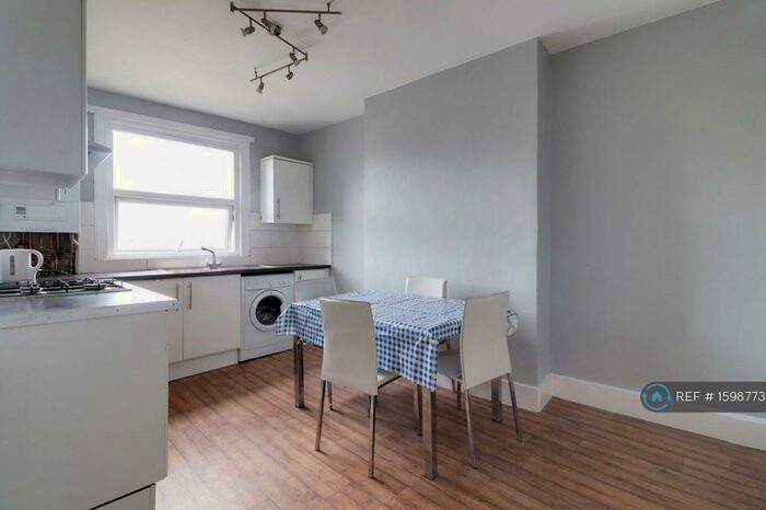 2 Bedroom Flat To Rent In Stoke Newington Road, London, N16