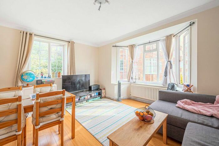3 Bedroom Flat To Rent In Ballards Lane, Finchley Central, London, N3