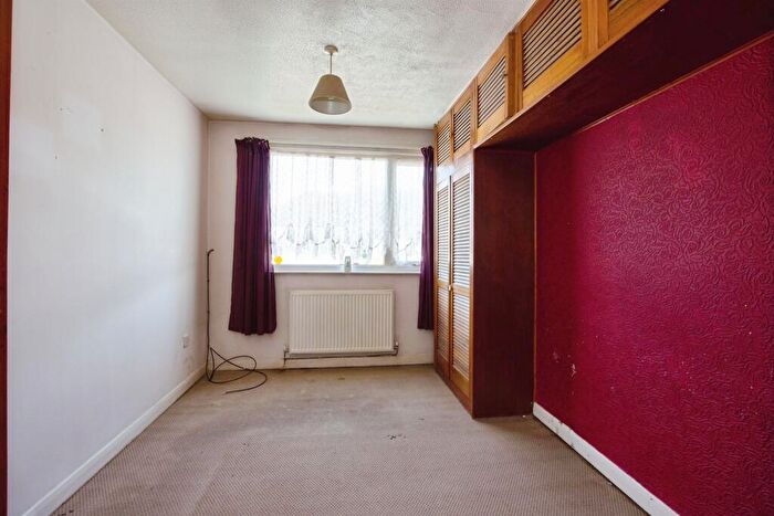 3 Bedroom Semi-Detached House For Sale In Willaston Close, Nottingham, NG6