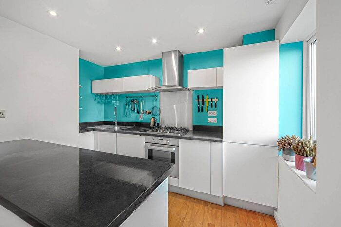 2 Bedroom Flat To Rent In East Arbour Street, Stepney, London, E1