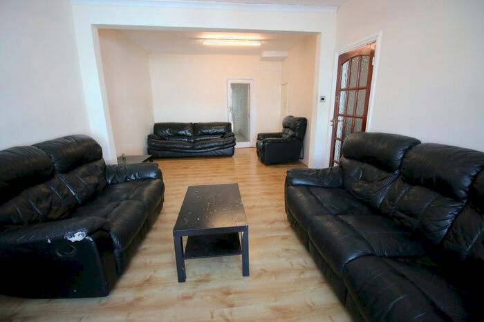3 Bedroom Terraced House To Rent In Victoria Avenue, Hounslow, Greater London, TW3
