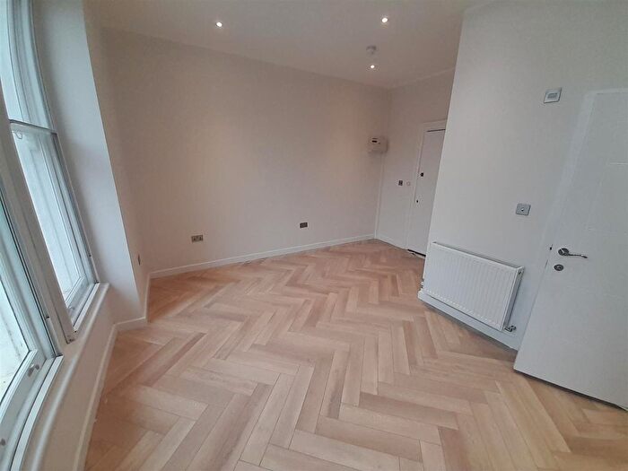 Studio To Rent In Comergh Road, Barons Court, W14