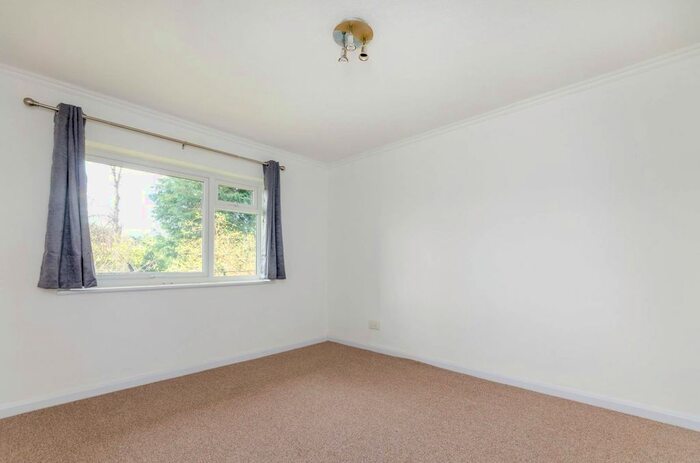 2 Bedroom Flat To Rent In Jordans Close, Guildford, GU1