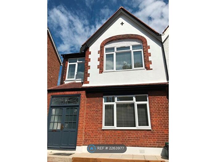 2 Bedroom Flat To Rent In Arnos Grove, London, N11