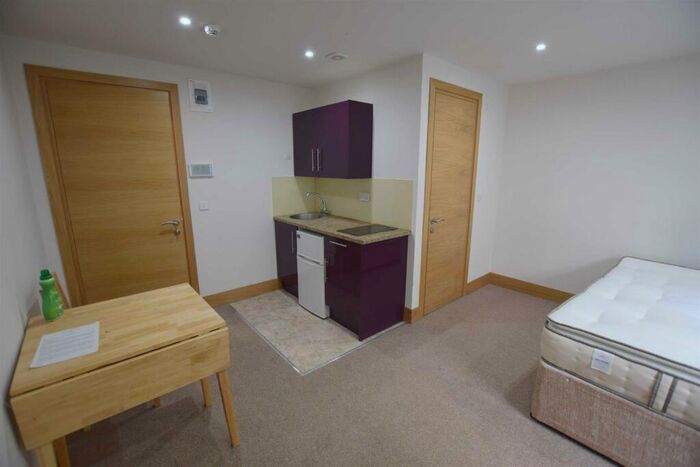 Flat To Rent In Sunny Place, Hendon, NW4