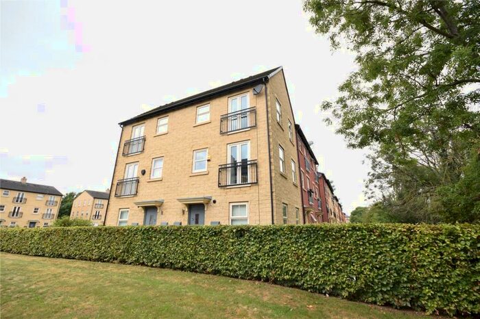 2 Bedroom Town House To Rent In Holts Crest Way, Leeds, West Yorkshire, LS12