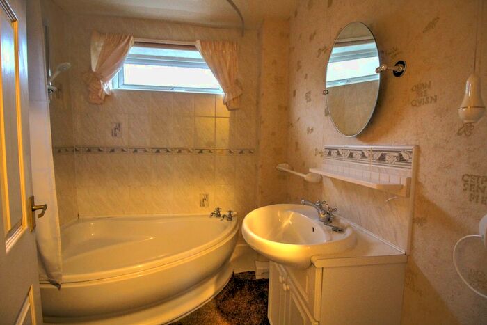 2 Bedroom Flat For Sale In Kingsway, Sunniside, Newcastle Upon Tyne, NE16