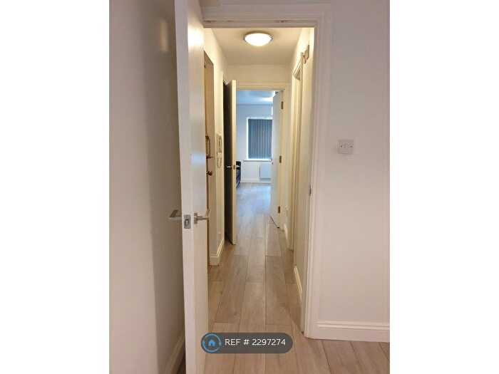 1 Bedroom Flat To Rent In Limetree Walk, London, SW17