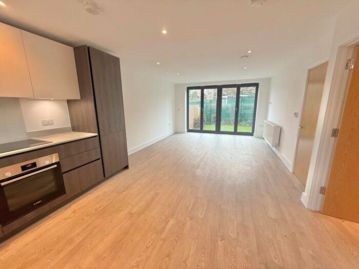 2 Bedroom Flat To Rent In Charlotte Court, Oakwood, N14