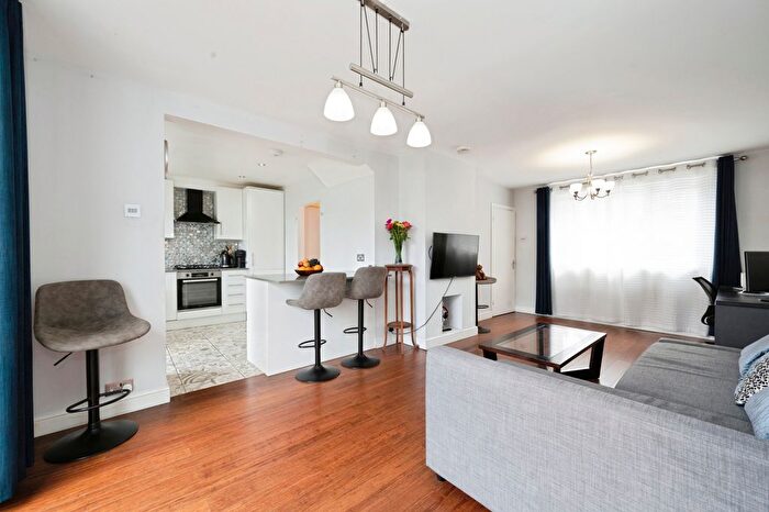 3 Bedroom Terraced House For Sale In Gap Road, London, SW19