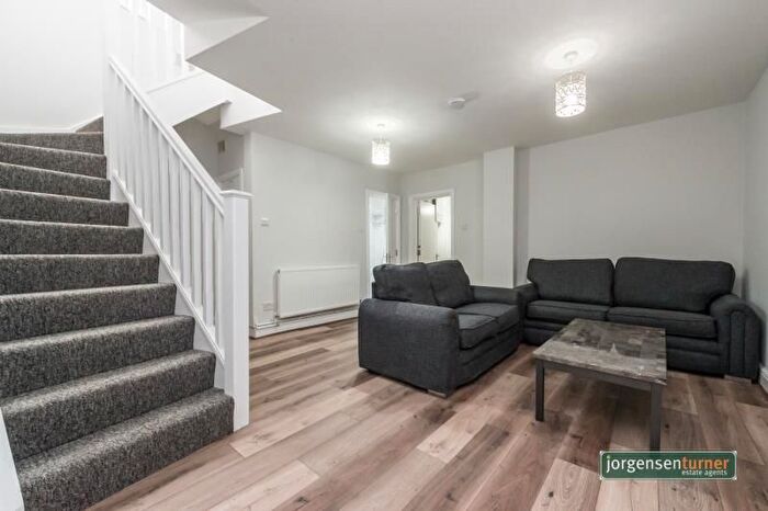 2 Bedroom Flat To Rent In Uxbridge Road, Shepherds Bush, London, W12