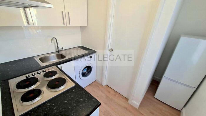 1 Bedroom Flat To Rent In Blacker Road, Huddersfield, HD1