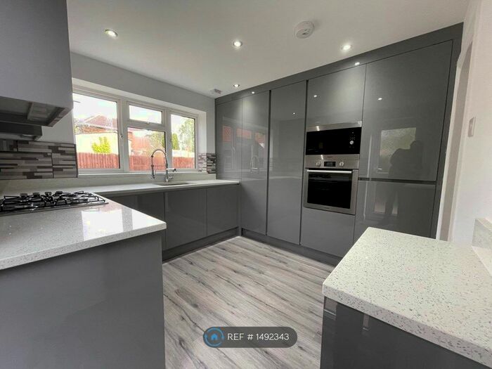 2 Bedroom Flat To Rent In Pinkneys Green, Maidenhead, SL6