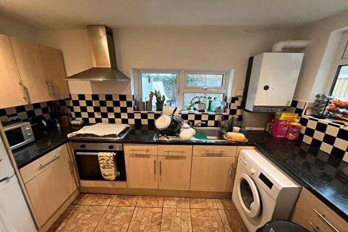 2 Bedroom Flat To Rent In Trent Road, London, SW2