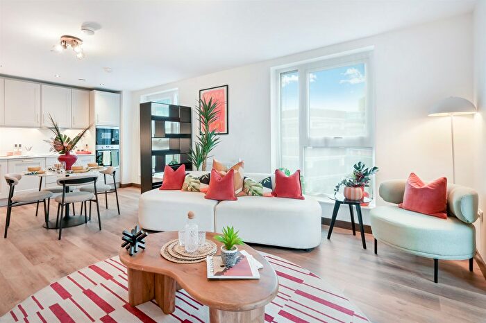 3 Bedroom Flat For Sale In Caxton Square, Alexandra Park Borders, London, N22