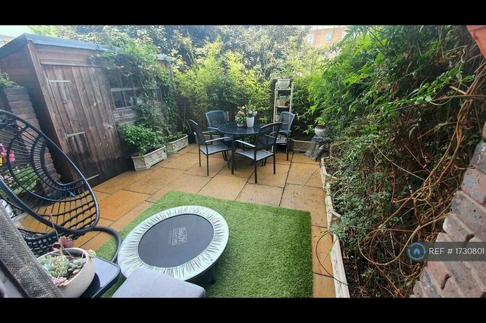 3 Bedroom Flat To Rent In Moorgreen House, London, EC1V