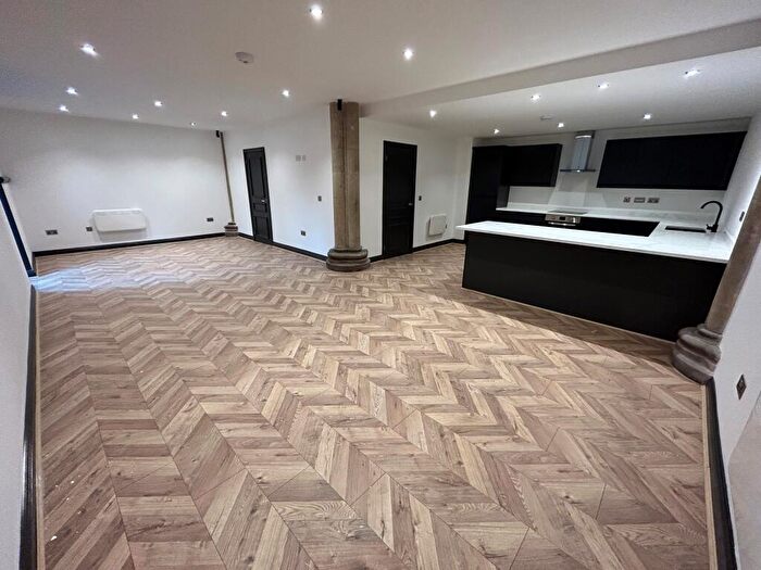 2 Bedroom Apartment To Rent In Grove Manor, L15