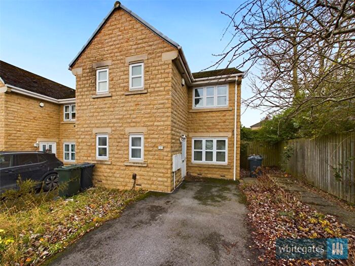 3 Bedroom Town House For Sale In Frogmoor Avenue, Bradford, West Yorkshire, BD12