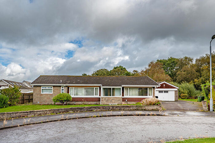 3 Bedroom Bungalow For Sale In Spruce Drive, Lenzie, Glasgow, G66