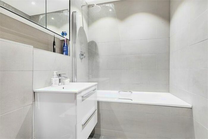 2 Bedroom Flat To Rent In Millennium Square, Shad Thames, London, SE1