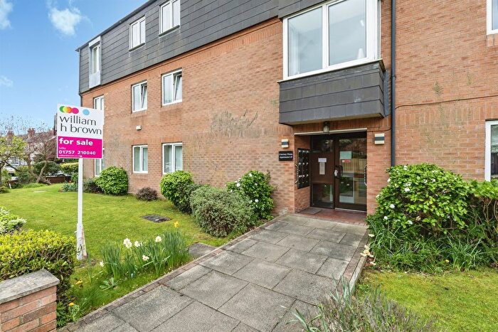 2 Bedroom Flat For Sale In The Courtneys, Selby, YO8